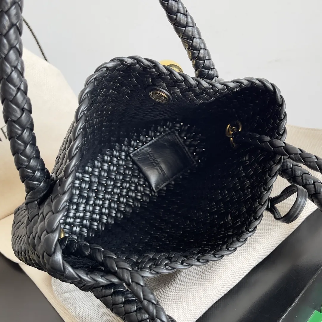 Batch 3760 BV collectible small woven handbags are really YYDS!! Bottega Veneta’s most classic small woven handbags are back! ! We use the highest quality leather with the highest craftsmanship❤️ to create the most expensive works. We have created the Intrecciato leather weaving process❤️ This unique traditional exclusive leather weaving method has not only become our logo but also reflects the time-consuming and labor-intensive craftsmanship of our products❤️ The new TOSCA handbag must be a selection worth collecting🆕 Style number: 776755 Size: 20*15.5*7cm